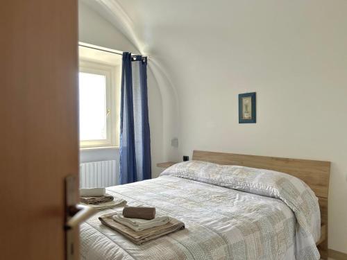 a bedroom with a bed and a window at La Minicasa in Pacentro