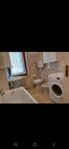 ein Badezimmer mit Badewanne, Toilette und Waschbecken in der Unterkunft CasaColdai in Alleghe