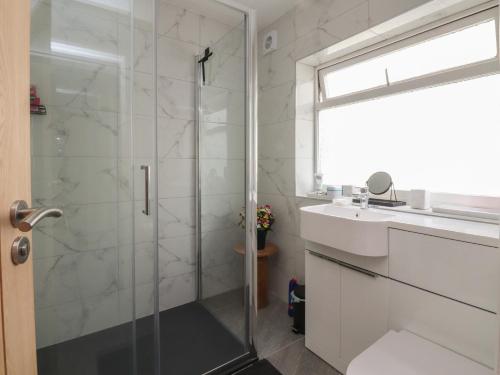 a bathroom with a shower and a sink at Shepherd's Lodge in Skipton