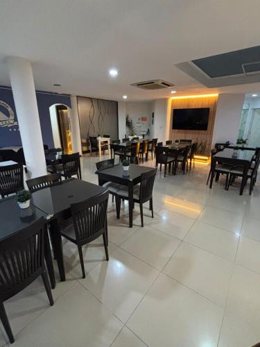 a dining room with tables and chairs in a restaurant at Apart Hotel Punta Vip in Colón
