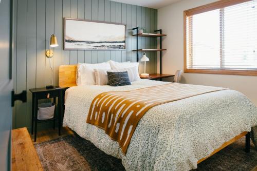 a bedroom with a large bed and a window at Pinedale Cozy Cabins in Pinedale