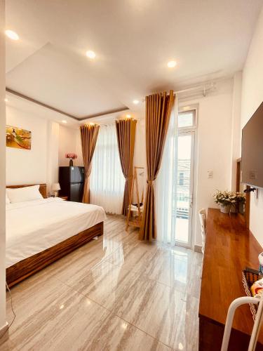a bedroom with a bed and a large window at Dốc Phố Home - Dalat Homestay in Xuan An