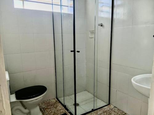 a bathroom with a shower with a toilet and a sink at Casa Antiga Reformada Centro de Matão in Matão