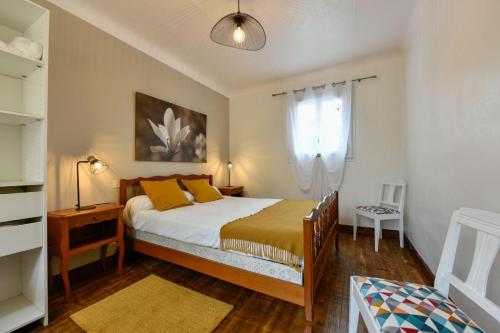 a bedroom with a bed and a window at Ur ondoa in Lasse