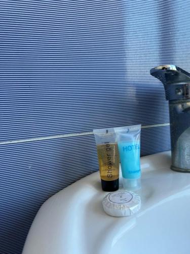 a sink with a faucet and two cups on it at Bach-Ana in Ureki