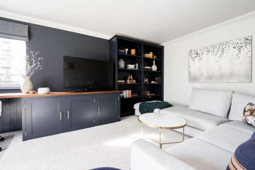 a living room with a couch and a tv at Hilltop in Woodbridge