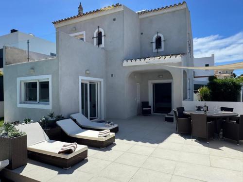 4 Bedroom Villa with Heated Pool close to Old Village