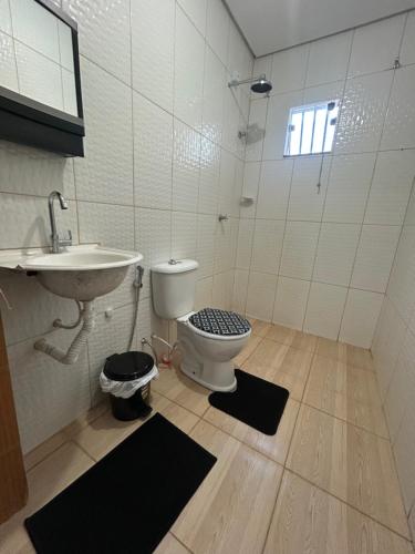 a bathroom with a toilet and a sink at Kit net individual in Araguaína
