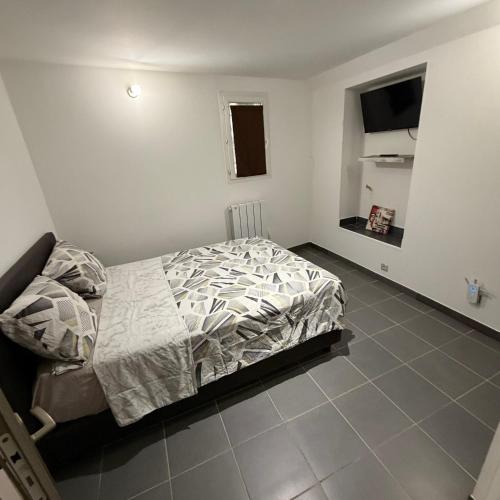 a bedroom with a bed and a tiled floor at Appartement centre ville in Ajaccio