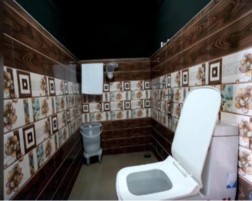 a bathroom with a toilet and a trash can at Camping in Chail in Chail