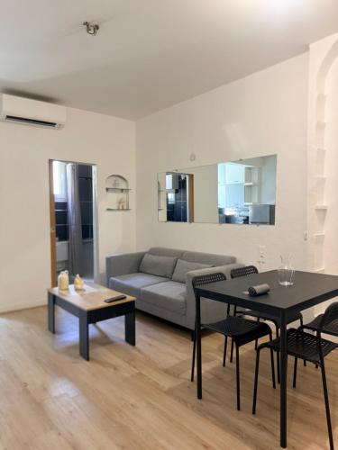 Lovely 3 rooms Nice riquier next to Port with AC!