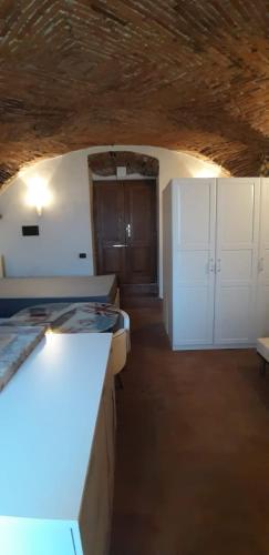 a room with two beds and white cabinets in a room at Il Nido di Ory in Clusane sul Lago
