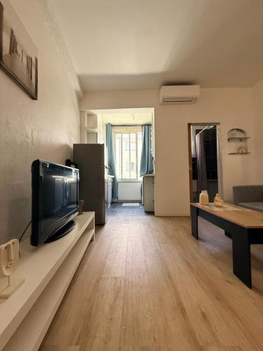 Lovely 3 rooms Nice riquier next to Port with AC!