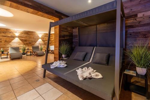 a bedroom with a bed in a room at SEETELHOTEL Ostseeresidenz Ahlbeck in Ahlbeck