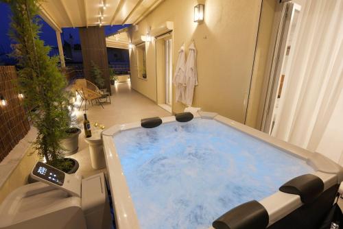 AIORA Urban Oasis - Sky Terrace, Jacuzzi & BBQ