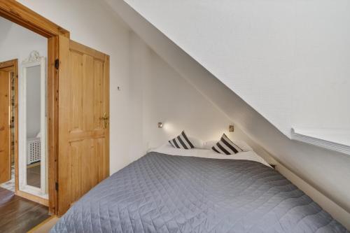 a bedroom with a bed in a attic at Liiger-Hoern-DG-Wohnung-4-Moewe in Tinnum