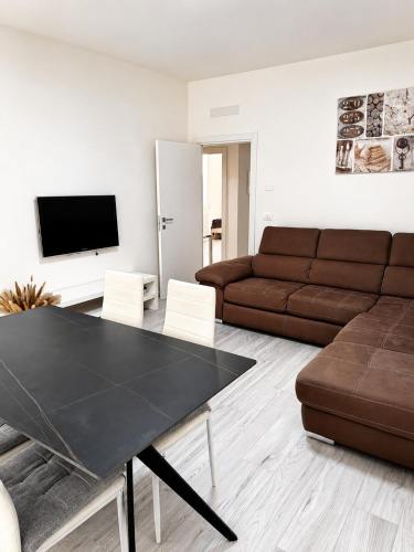a living room with a black table and a couch at Seicuori Padova - 2 Camere, 2 Bagni, Parcheggio in Padova