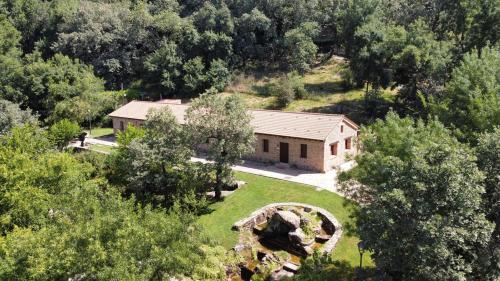 an aerial view of a house in the woods at Apartamentos El Escondite de Pedro Malillo in Candeleda
