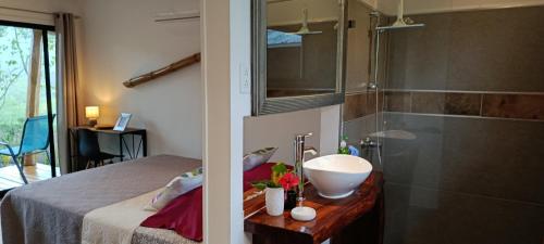 a bathroom with a bed and a sink and a shower at Baliyana Lodge in San José Pinilla