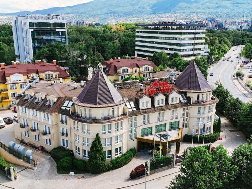 Luftaufnahme eines großen Gebäudes mit Türmen in der Unterkunft Maison Sofia - MGallery in Sofia