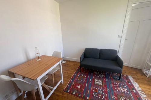 Balcony studio in the heart of 15th Arr