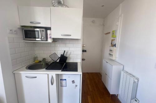 Balcony studio in the heart of 15th Arr