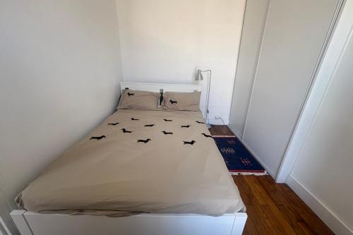 Balcony studio in the heart of 15th Arr