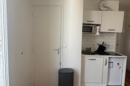 Balcony studio in the heart of 15th Arr
