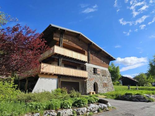 Chalet familial rénové, proche centre, capacité 12, parking, WiFi