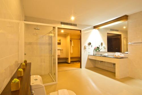 
A bathroom at Champasak Grand Hotel
