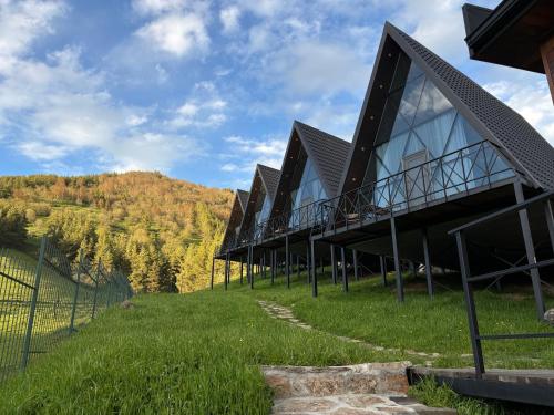 ein Haus am Hang mit Aussicht in der Unterkunft Space Trip Hotel in Artavaz