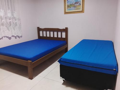 a bed with a blue mattress at Casa da vovó Marta in Itanhaém