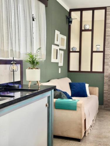 a living room with a couch and a table at Quarto 5J Joinville Costa e Silva perto Centro in Joinville