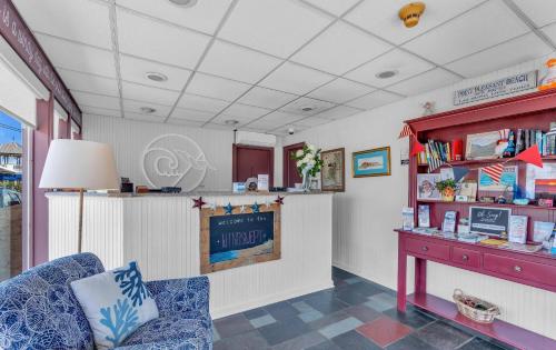 a waiting room with a chair and a counter at Windswept Motel in Point Pleasant Beach