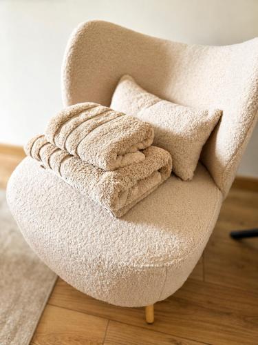 a pile of towels sitting on a couch at L'Escale Strasbourgeoise climatisée in Strasbourg