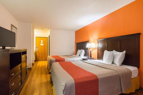 Rúm í herbergi á Motel 6-Waterloo, IA - Crossroads Mall - Cedar Falls