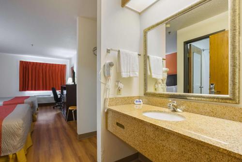 모텔 6 크로스로드 몰-워털루-시더 폴스 욕실