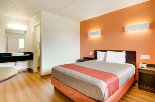 Ένα ή περισσότερα κρεβάτια σε δωμάτιο στο Motel 6-Salina, KS