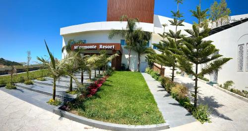 ein Ferienresort mit Palmen vor einem Gebäude in der Unterkunft Tanger Miramonte - Resort Seaside Suites & Double Rooms in Tangier