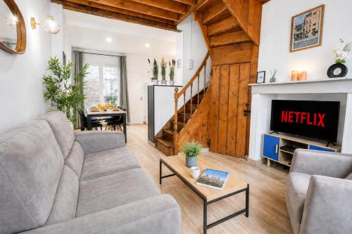 a living room with a couch and a fireplace at Le Triplex Confort I Parking gratuit I Centre Amiens in Amiens