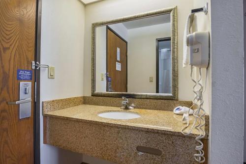 Ένα μπάνιο στο Motel 6-Waterloo, IA - Crossroads Mall - Cedar Falls