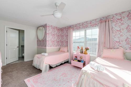 Large vacation home with pool access photo 9