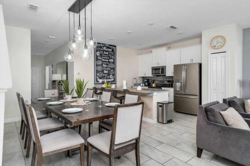 Large vacation home with pool access photo 15