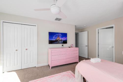 Large vacation home with pool access photo 16
