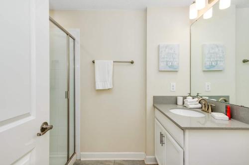 Large vacation home with pool access photo 25