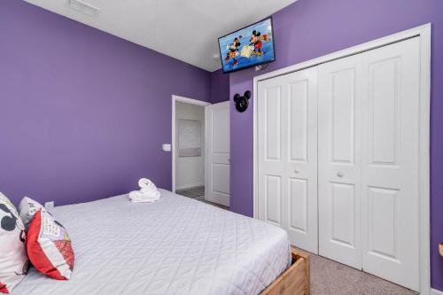Large vacation home with pool access photo 31