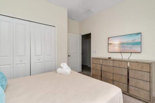 Large vacation home with pool access photo 33