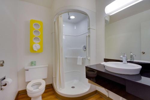 Ένα μπάνιο στο Avera Suites
