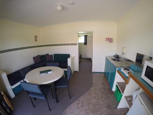 Кухня или мини-кухня в Opotiki Holiday Park
