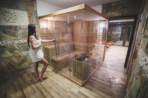 a woman standing in front of a large cage at wellness Chata u Pinkasů in Písečná